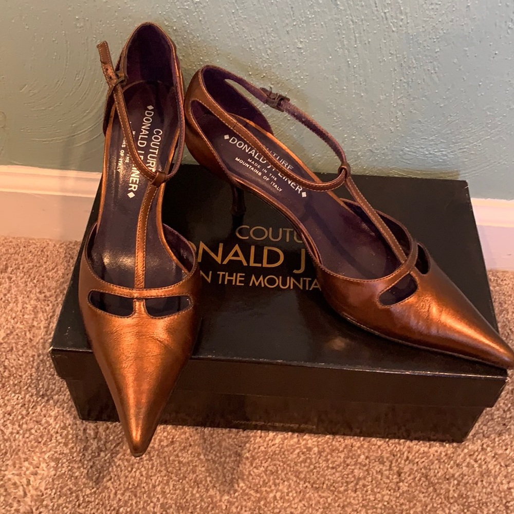 Donald Pliner leather T-strap pump in Bronze